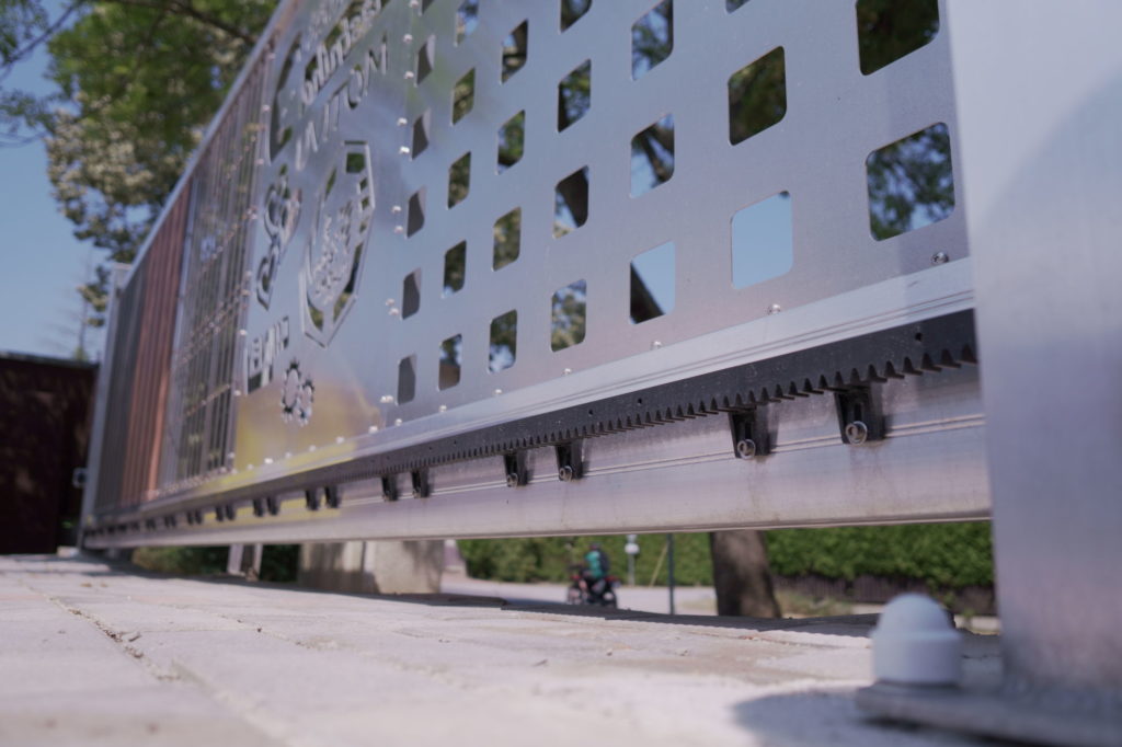 hliníková nebo železná brána