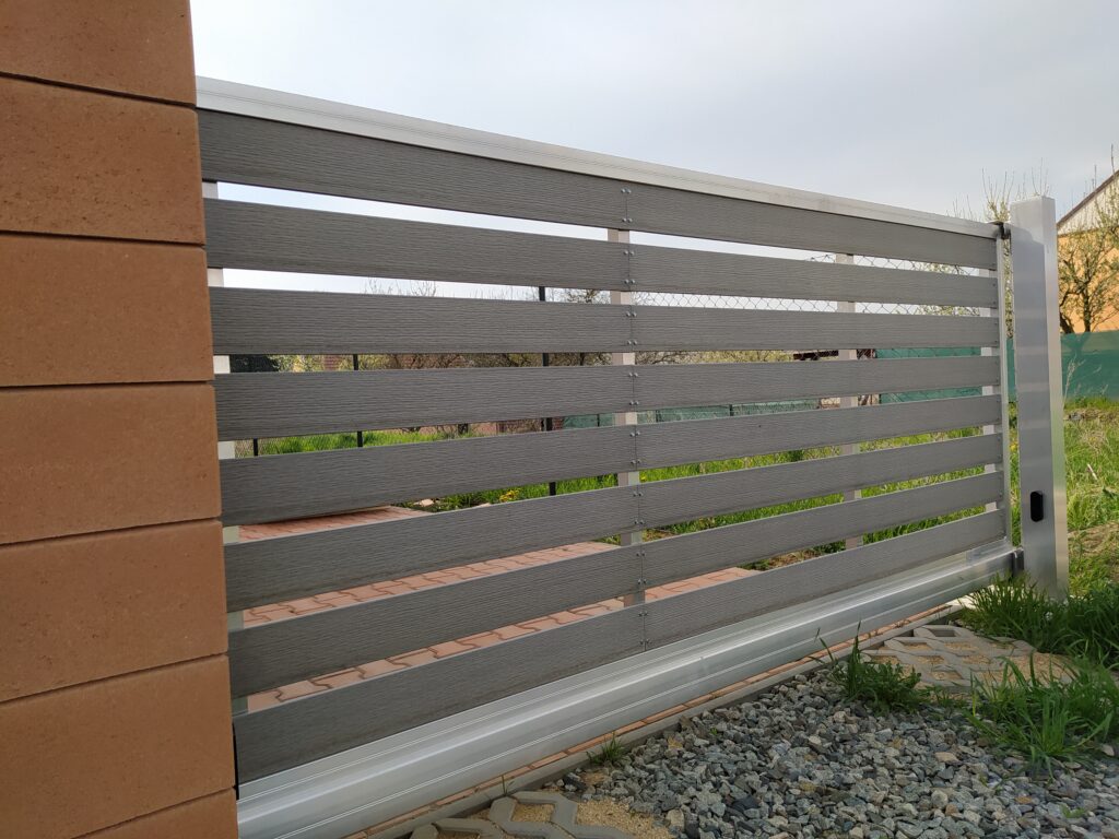 hliníková brána - wpc pláňky