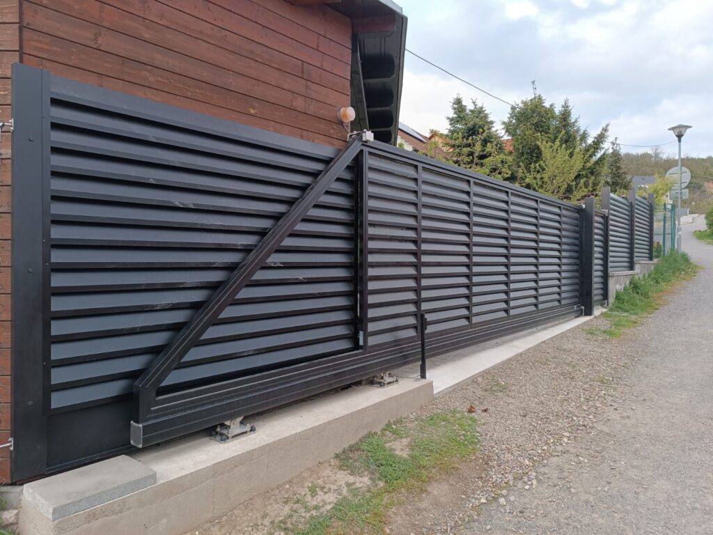 Hliníková brána s výplní hliníkové lamely