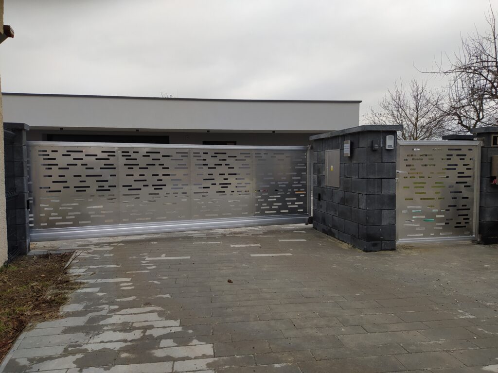 hliníková automatická brána