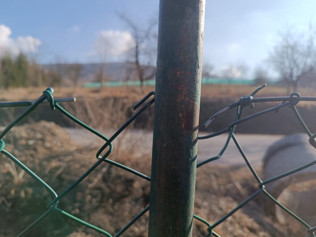 plot nekvalitní materiál