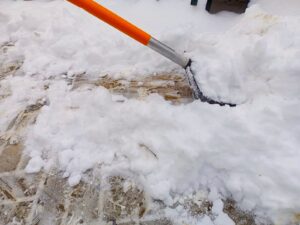 Jak naložit se sněhovou nadílkou a předejít škodám při rychlém tání